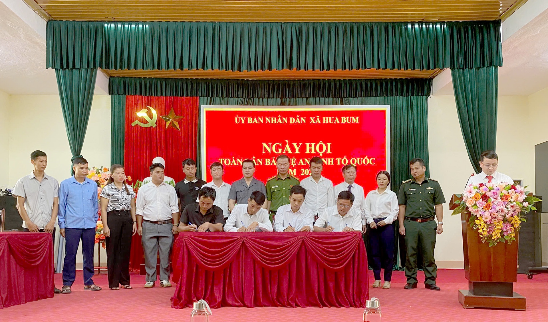 Các đại biểu ký kết giao ước thi đua.