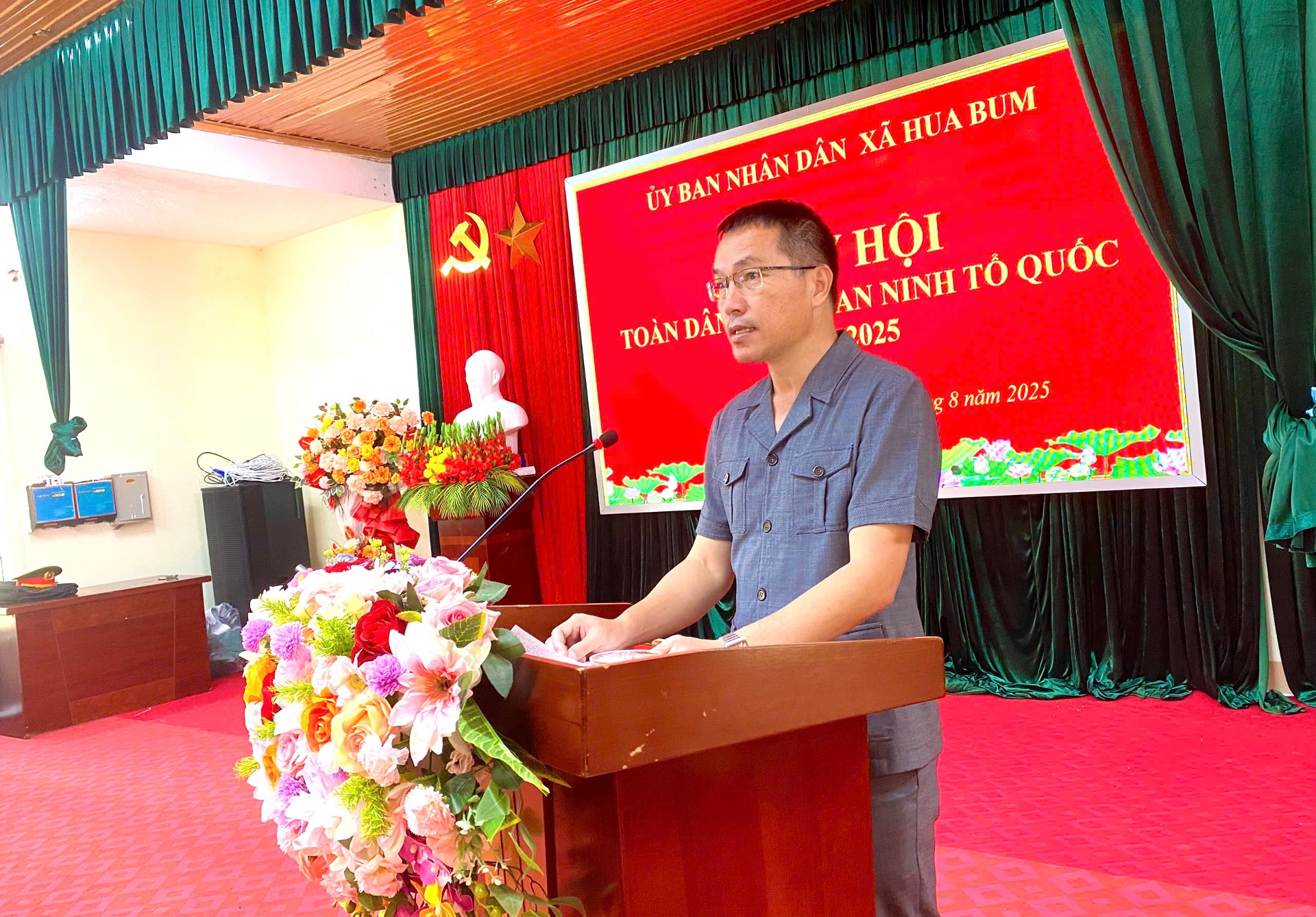 Đồng chí Phan Văn Cốc - Bí thư Đảng ủy, Chủ tịch HĐND xã Hua Bum phát biểu chỉ đạo tại ngày hội. 