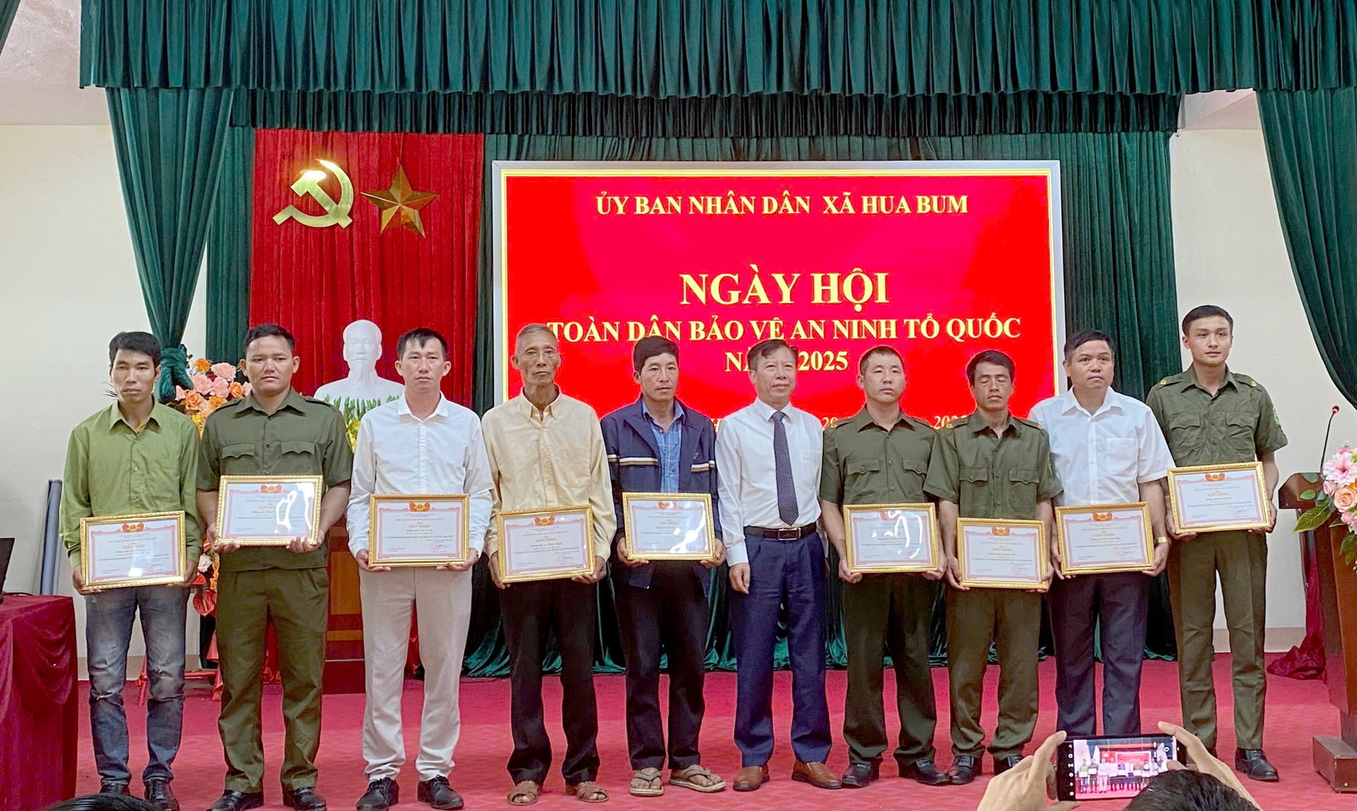 Đồng chí Nguyễn Đức Hiền - Phó Bí thư Đảng ủy, Chủ tịch UBND xã Hua Bum tặng Giấy khen cho các cá nhân. 