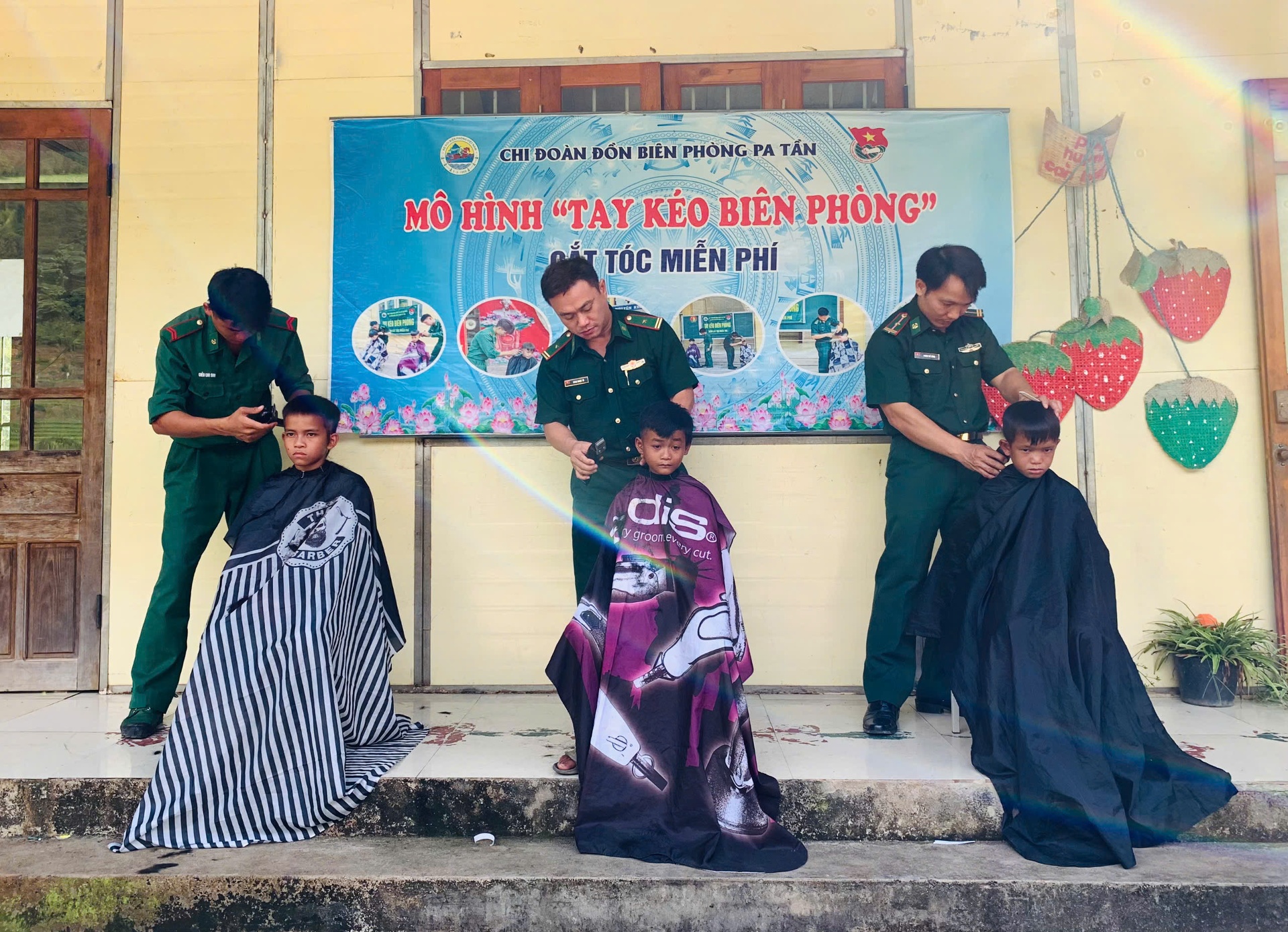 Đồn Biên phòng Pa Tần tổ chức cắt tóc miễn phí theo mô hình “Tay kéo Biên phòng” cho các em học sinh Trường Phổ thông DTBT Tiểu học Pa Tần.