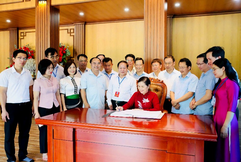 Đoàn đại biểu của tỉnh dâng hương tưởng niệm Bác Hồ và viếng nghĩa trang Liệt sĩ