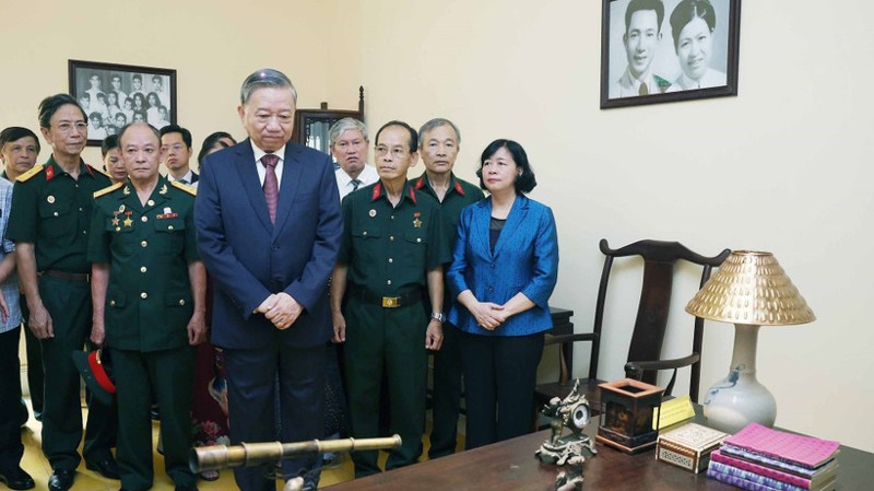 Tổng Bí thư Tô Lâm dâng hương tưởng niệm tại Di tích nhà số 48 phố Hàng Ngang