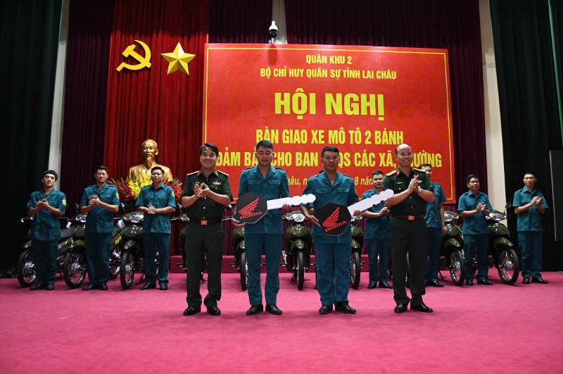Bàn giao xe mô tô 2 bánh bảo đảm cho Ban CHQS cấp xã