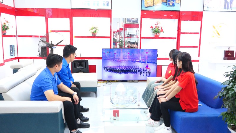 Tự hào, xúc động, kỳ vọng về một tương lai tươi sáng