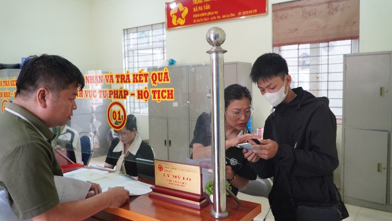 Xây dựng nền hành chính vì nhân dân phục vụ