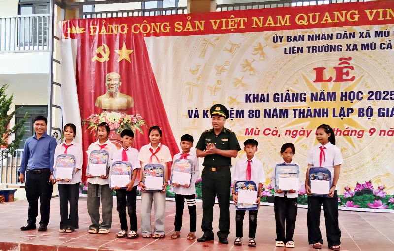 Trao kinh phí Dự án "Cán bộ, chiến sĩ Quân đội nâng bước em tới trường"