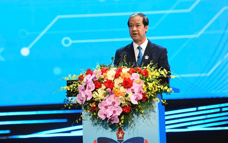 Bộ trưởng Bộ Giáo dục và Đào tạo Nguyễn Kim Sơn trình bày diễn văn kỷ niệm 