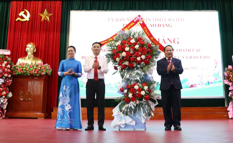Đồng chí Phó Chủ tịch Thường trực UBND tỉnh dự Lễ Khai giảng năm học mới tại Trường Cao đẳng Lai Châu