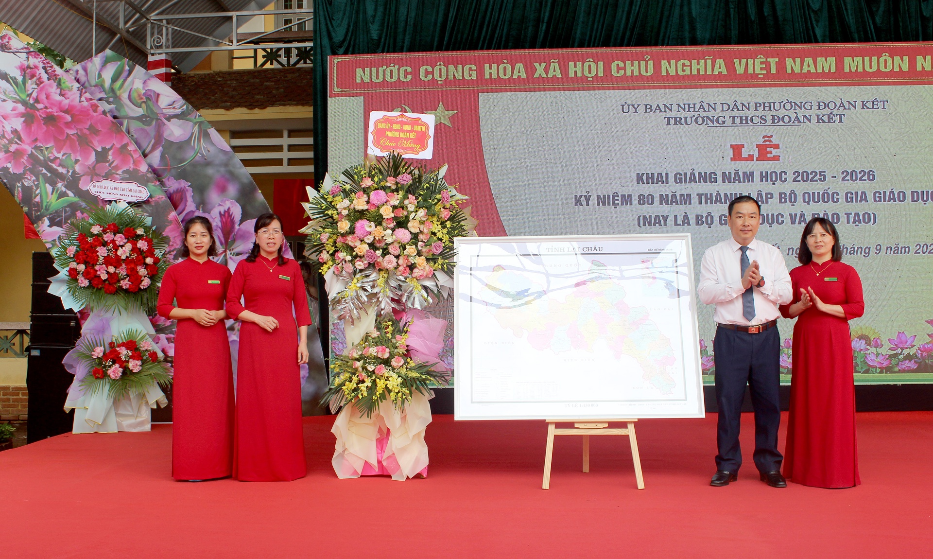 Đồng chí Tống Thanh Bình - Ủy viên Ban Thường vụ Tỉnh ủy, Bí thư Đảng ủy, Chủ tịch HĐND phường Đoàn Kết chúc mừng Trường THCS Đoàn Kết tại Lễ khai giảng. 