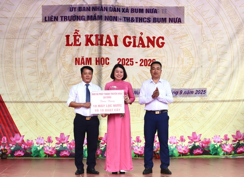 Tặng quà Trường Tiểu học và Trung học cơ sở Bum Nưa