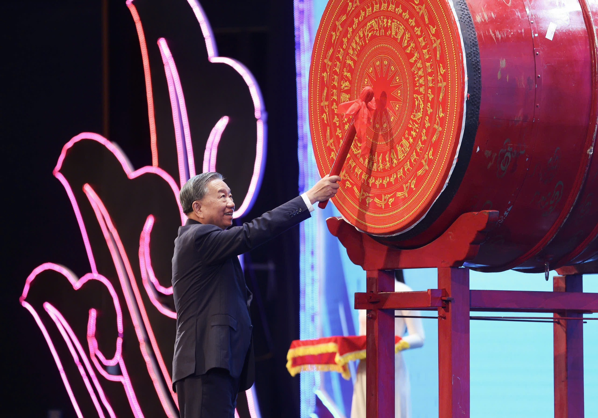 Tổng Bí thư Tô Lâm đánh trống khai giảng năm học mới.