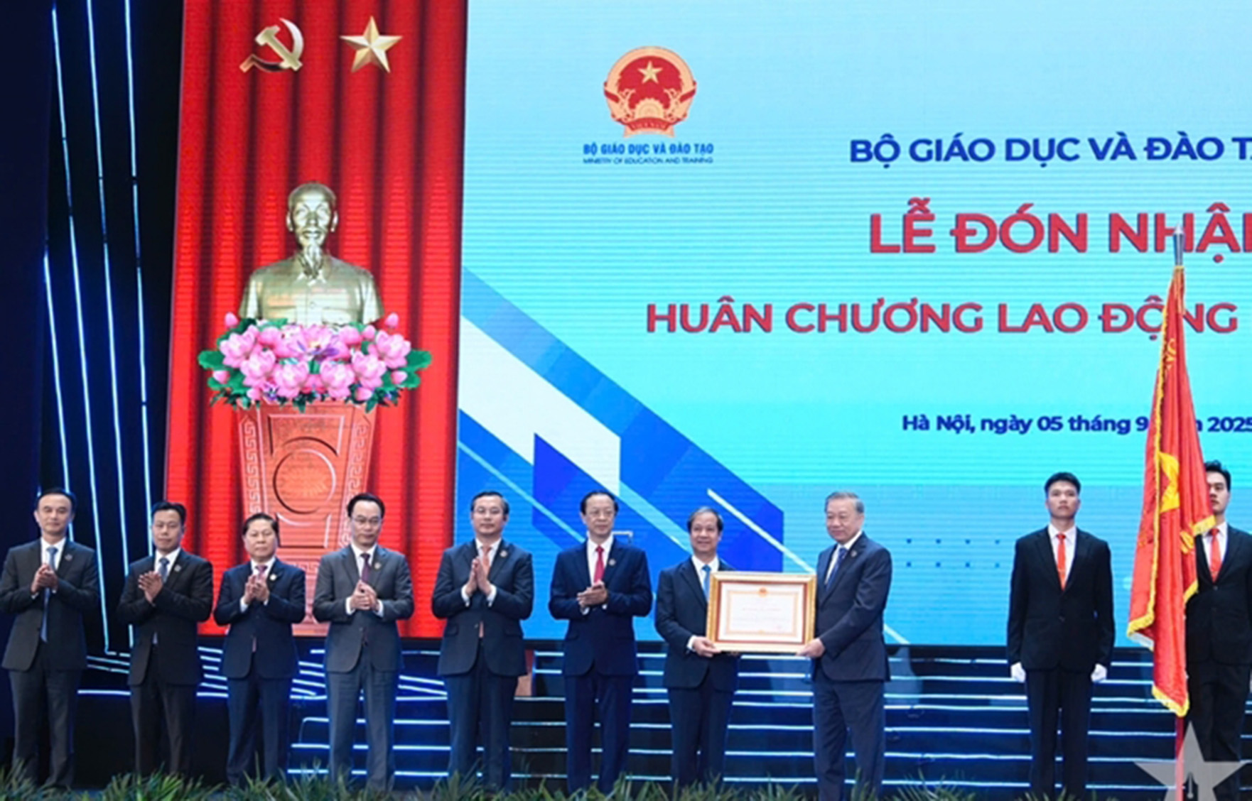 Tổng Bí thư Tô Lâm trao Huân chương Lao động hạng Nhất tặng Bộ Giáo dục và Đào tạo. 
