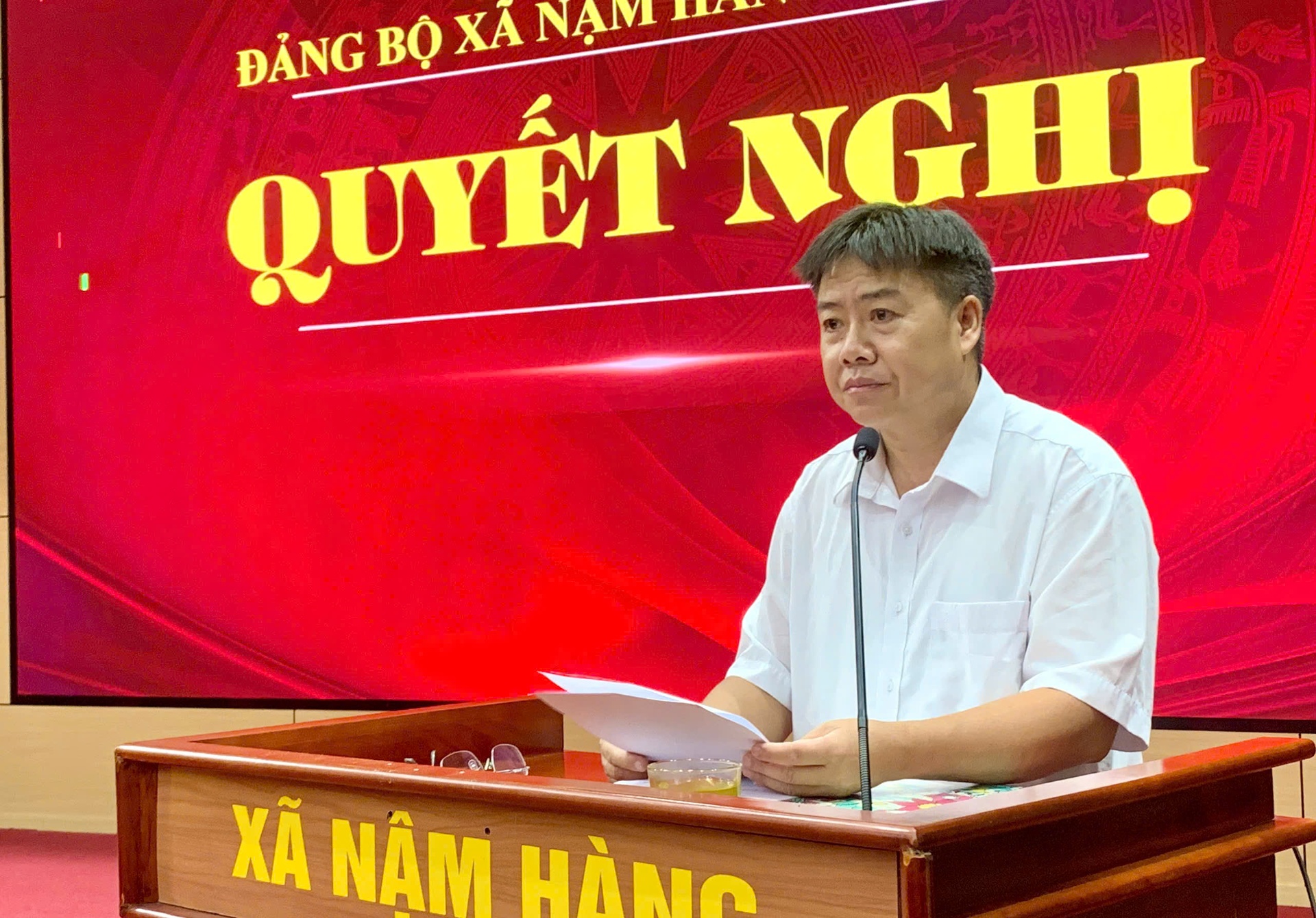 Đồng chí Vàng A Dơ - Phó Bí thư Thường trực Đảng uỷ xã Nậm Hàng quán triệt, triển khai nghị quyết Đại hội Đảng bộ xã lần thứ I.