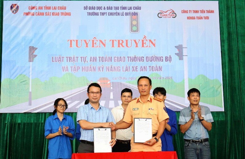 Tuyên truyền Luật Trật tự, an toàn giao thông đường bộ và tập huấn kỹ năng lái xe an toàn