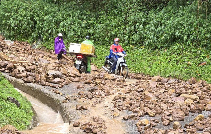 Mưa lớn gây sạt lở, chia cắt giao thông trên tuyến đường tỉnh 135