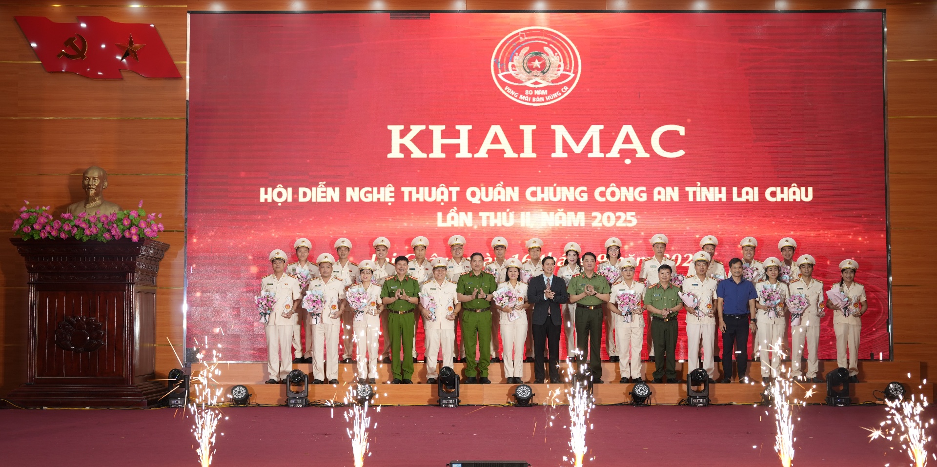 Đại diện lãnh đạo Công an tỉnh, Ban Tuyên giáo và Dân vận Tỉnh ủy trao Kỷ niệm chương, tặng hoa và chụp ảnh lưu niệm cùng các đoàn tham gia Hội diễn.