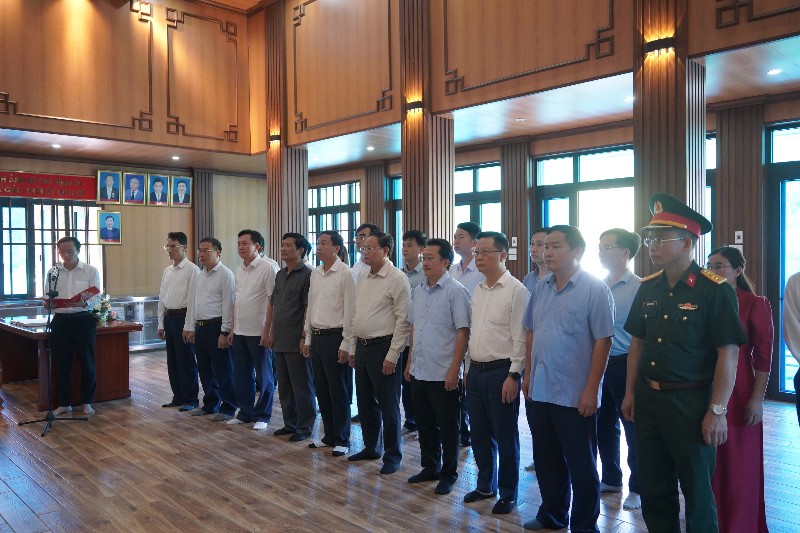 Dâng hương tại Nhà truyền thống Khu di tích lịch sử bản Lướt
