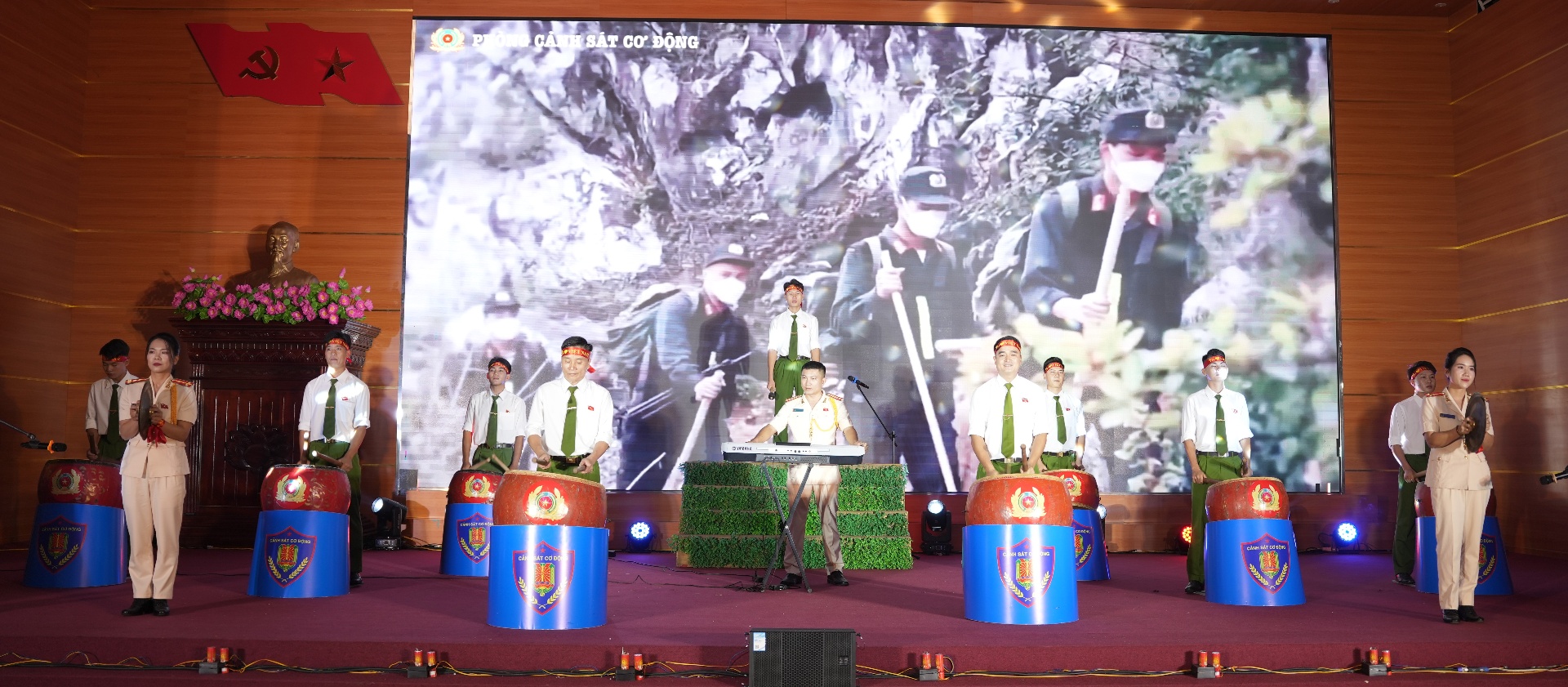Tiết mục biểu diễn mở màn đầy ấn tượng của Phòng Cảnh sát Cơ động.