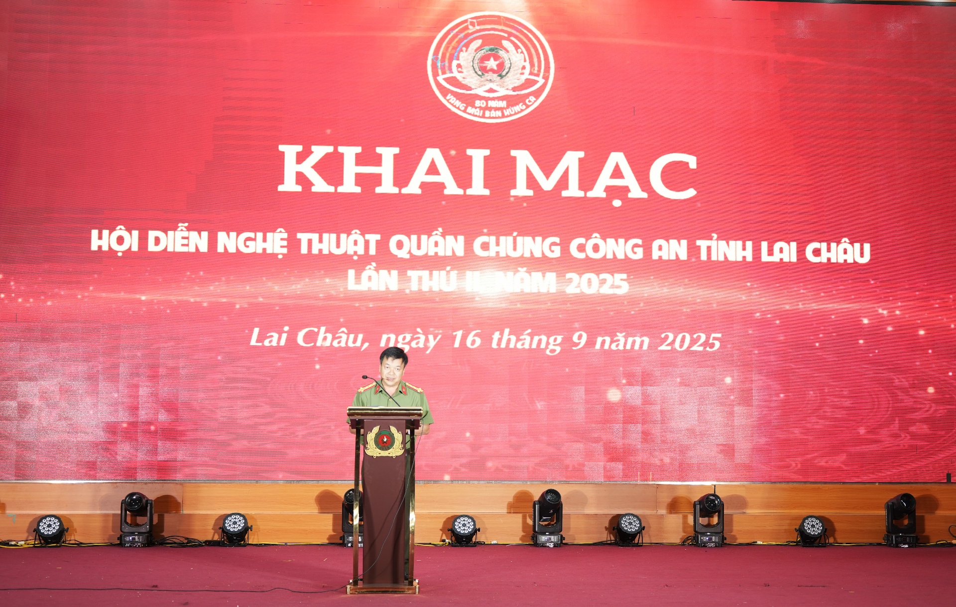 Đại tá Sùng A Súa - Phó Giám đốc Công an tỉnh, Trưởng Ban Tổ chức Hội diễn phát biểu khai mạc.