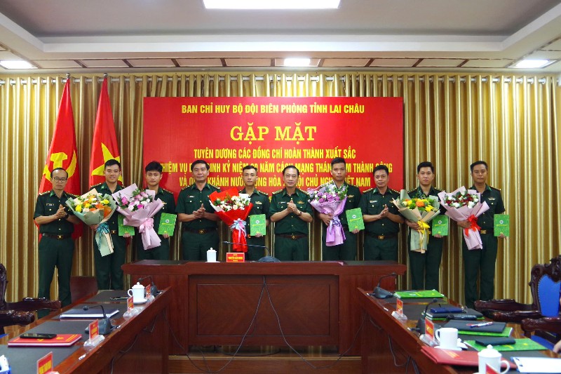 Gặp mặt, tuyên dương quân nhân hoàn thành xuất sắc nhiệm vụ tại Lễ kỷ niệm, diễu binh, diễu hành 80 năm Cách mạng Tháng Tám thành công và Quốc khánh 2/9