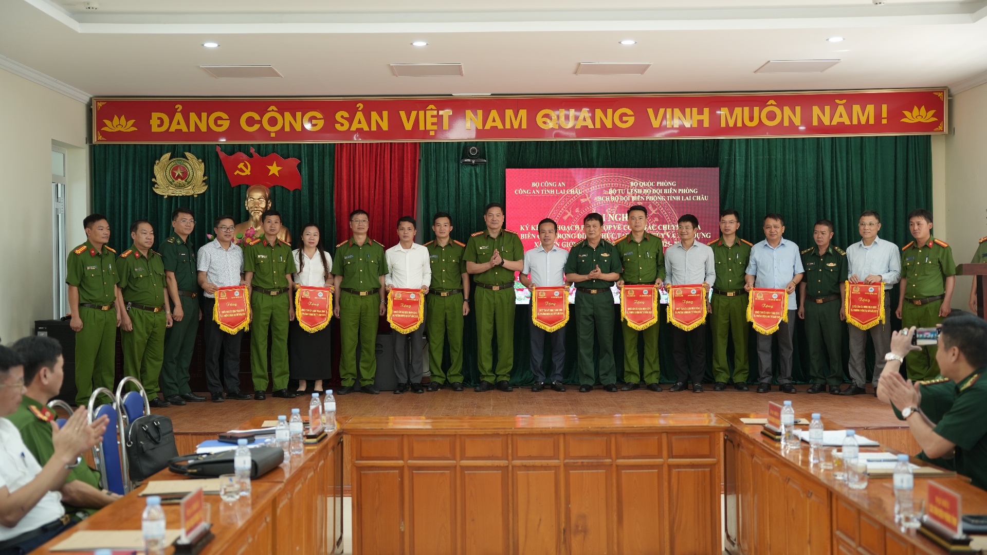Trao cờ cho các đơn vị quyết tâm xây dựng thành công xã, phường không ma tuý năm 2025