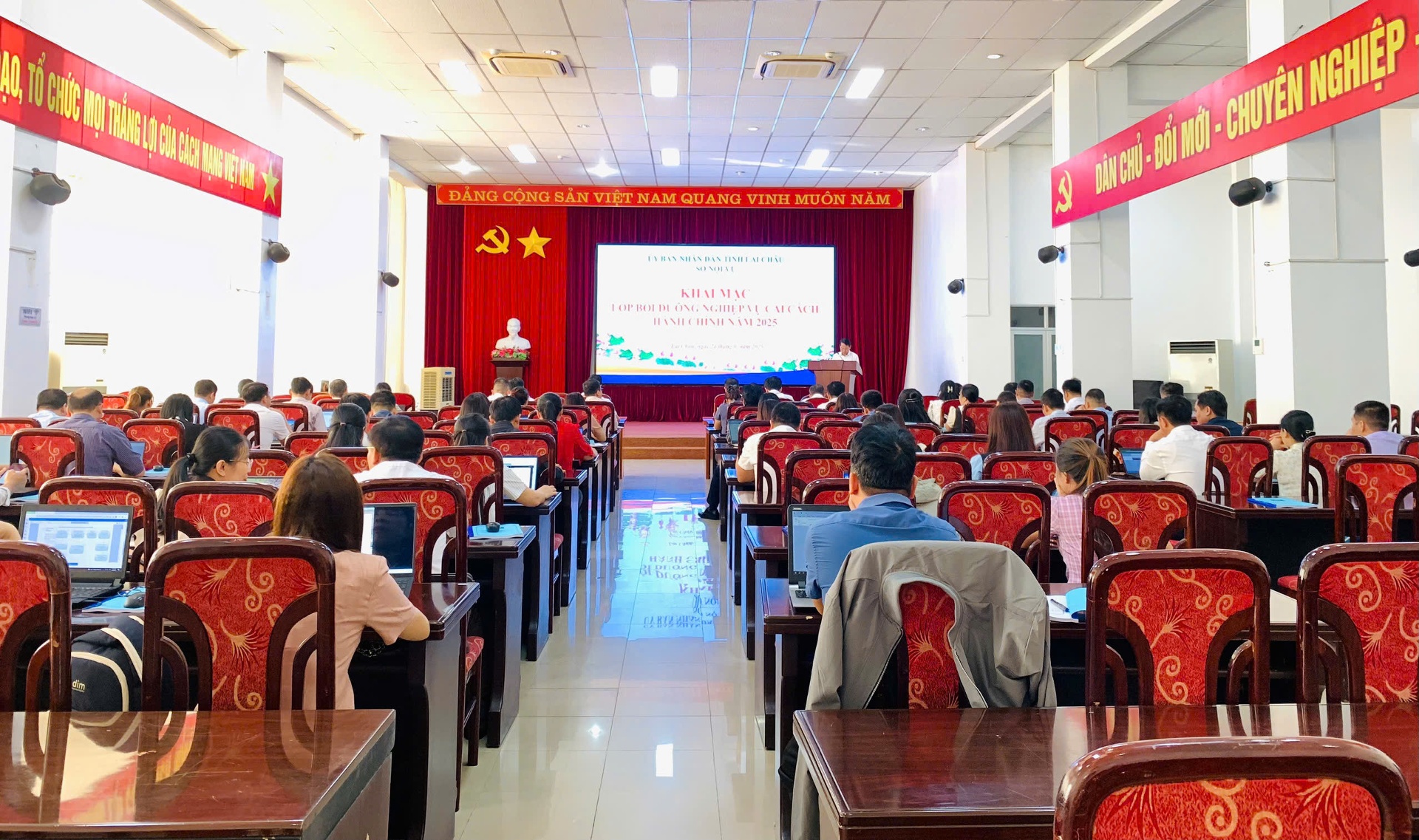 Quang cảnh lớp bồi dưỡng.