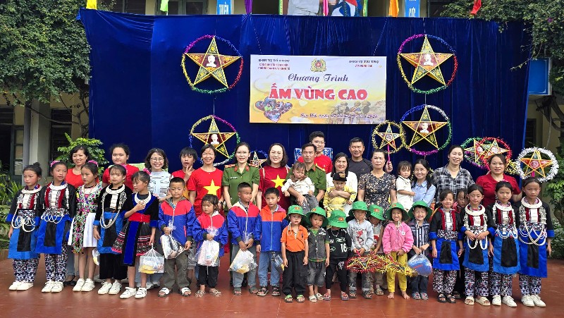 "Ấm vùng cao"