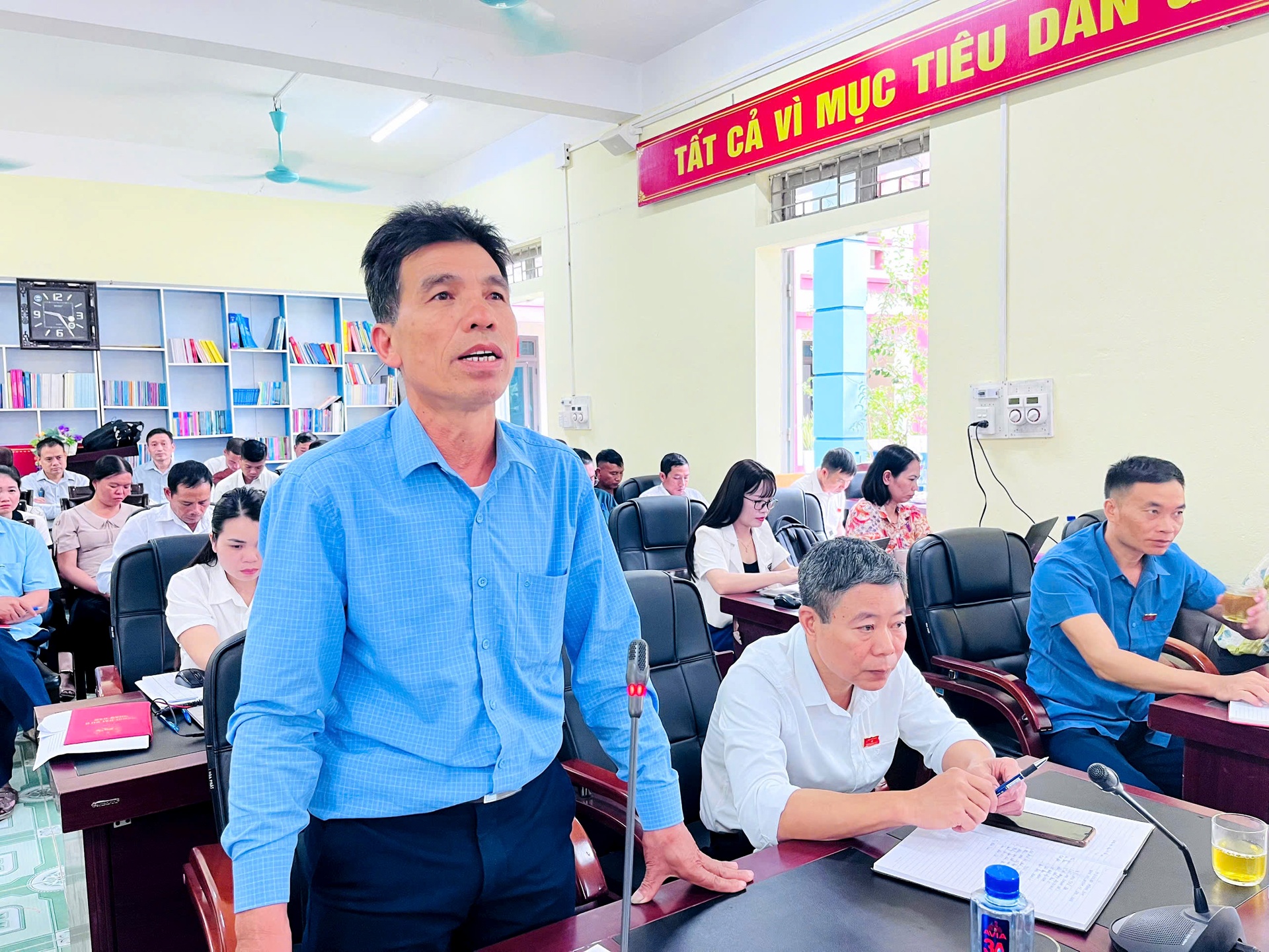 Đại biểu thảo luận tại kỳ họp.
