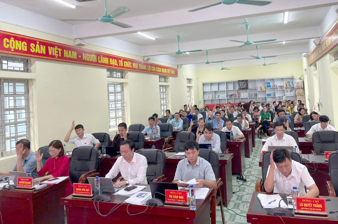 Đại biểu biểu quyết thông qua nghị quyết trình kỳ họp.