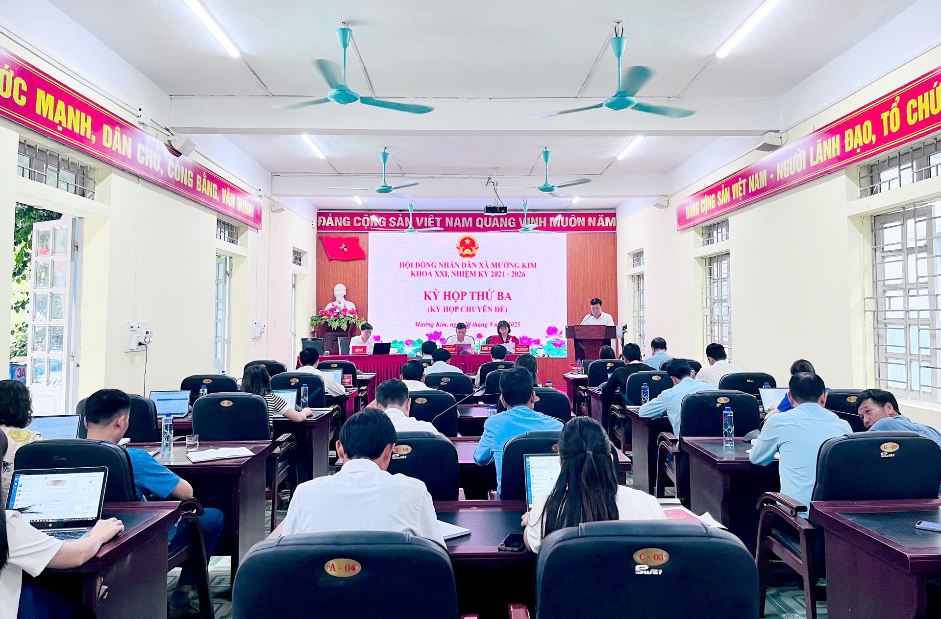 Quang cảnh kỳ họp
