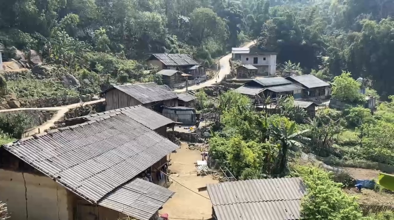 Đường vào bản Mồ Sì San, xã Sì Lở Lầu được đầu tư bê tông hoá, bản làng sạch – đẹp. 