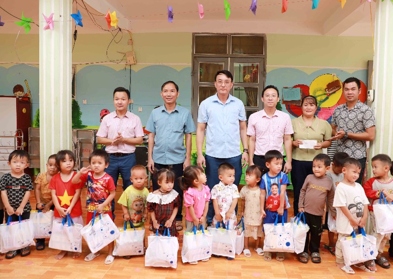 Trao quà cho hộ nghèo và học sinh xã Lê Lợi