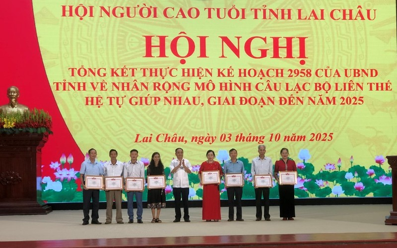 8 tập thể, 20 cá nhân được tặng giấy khen