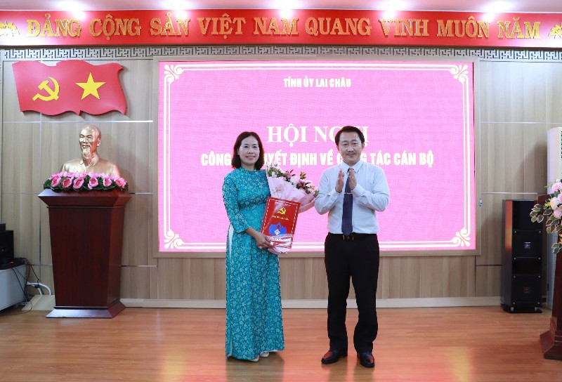 Công bố quyết định về công tác cán bộ