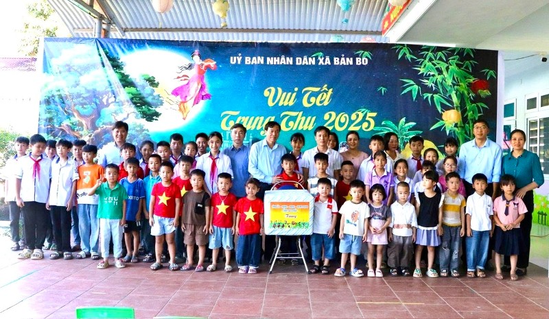 Đồng chí Lê Văn Lương - Phó Bí thư Tỉnh ủy, Chủ tịch UBND tỉnh cùng Đoàn công tác thăm, tặng quà trung thu thiếu niên, nhi đồng