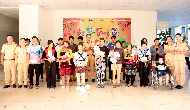 Trao quà Tết Trung thu cho bệnh nhi