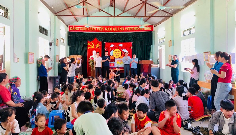 Đồng chí Lê Đức Dục - Ủy viên Ban Thường vụ, Trưởng Ban Tuyên giáo và Dân vận Tỉnh ủy thăm, tặng quà Trung thu thiếu niên, nhi đồng