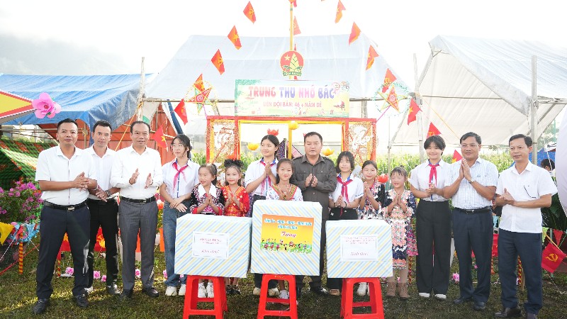 Phó Chủ tịch UBND tỉnh Giàng A Tính thăm, tặng quà Trung thu cho thiếu niên, nhi đồng tại xã Bình Lư