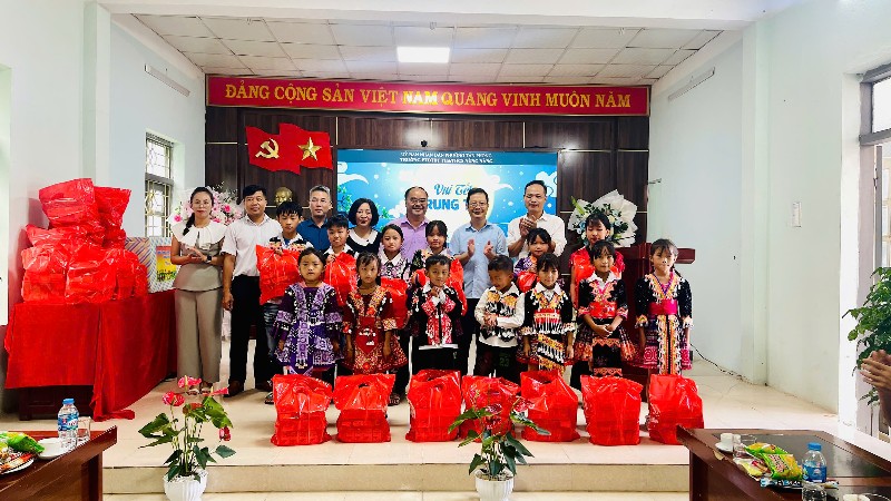 Chủ nhiệm Ủy ban Kiểm tra Tỉnh ủy thăm, tặng quà Trung thu cho trẻ em phường Tân Phong