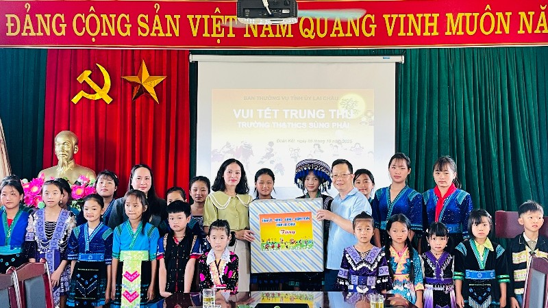 Trao quà Tết Trung thu cho học sinh Trường TH&THCS Sùng Phài