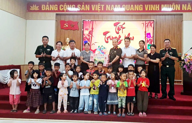 Thủ trưởng Bộ Chỉ huy Quân sự tỉnh thăm, tặng quà Trung thu cho thiếu nhi biên giới