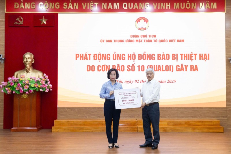 Ủng hộ đồng bào khắc phục thiệt hai do cơn bão số 10 gây ra