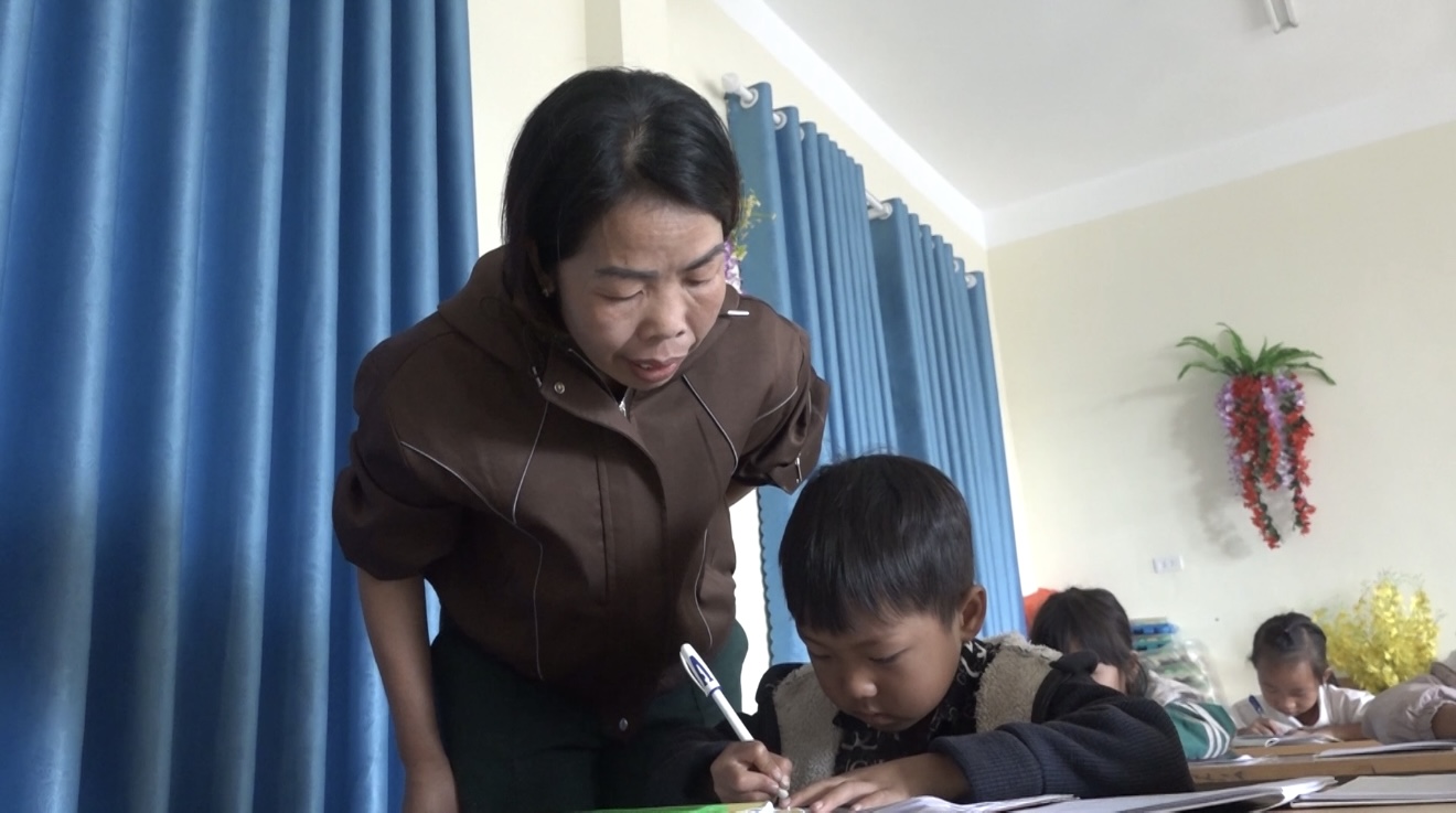 Tận tình hướng dẫn, uốn nắn từng em học sinh 