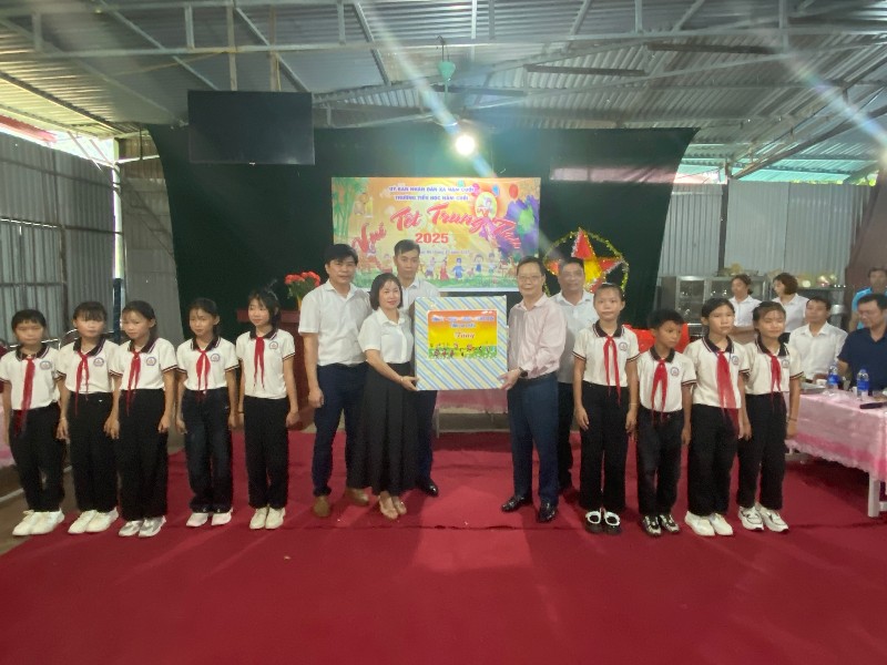 Chủ nhiệm Ủy ban Kiểm tra Tỉnh ủy tặng quà Tết Trung thu tại xã Nậm Cuổi