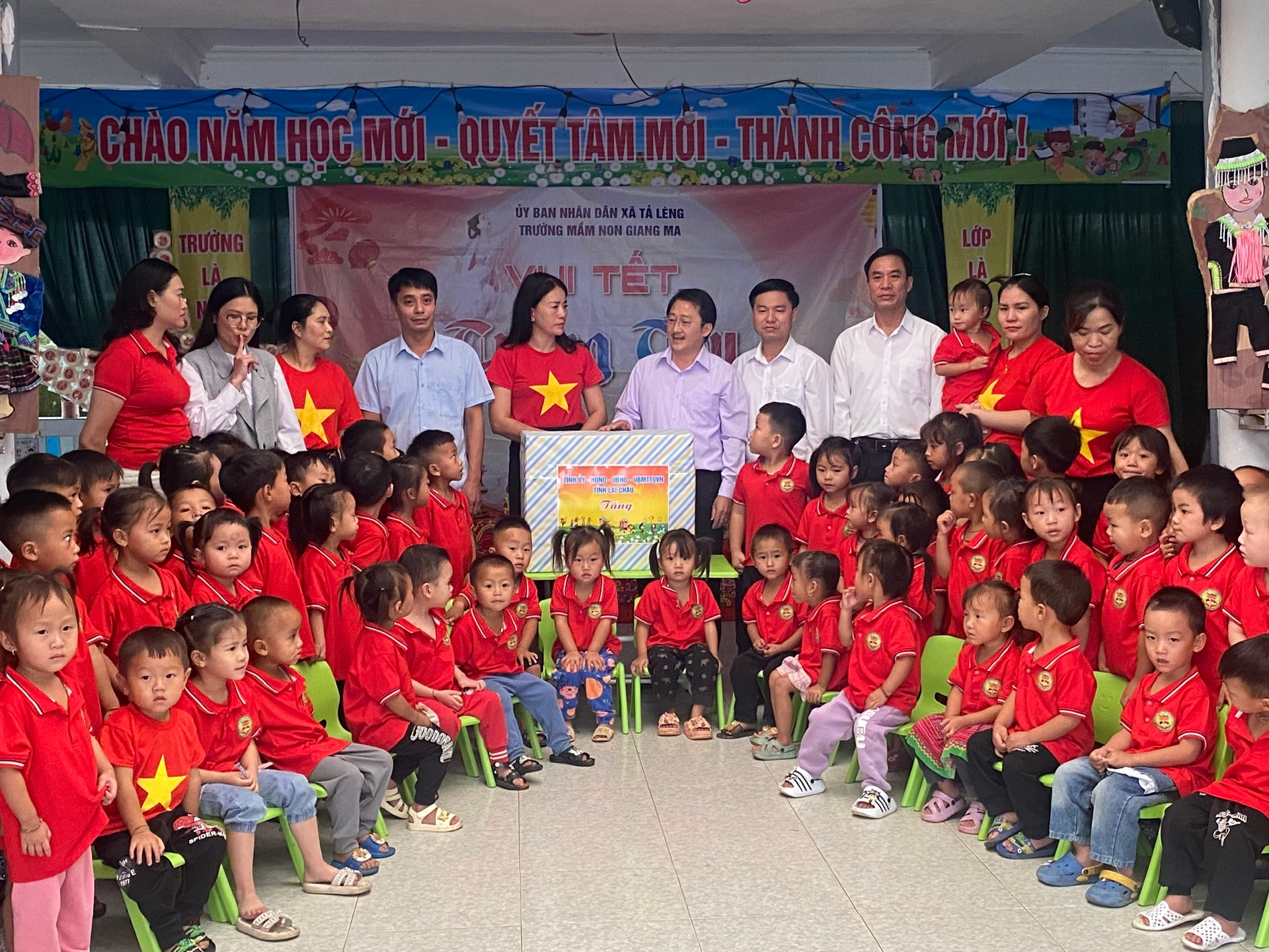 Đồng chí Sùng A Hồ - Phó Bí thư thường trực Tỉnh ủy, Chủ tịch Ủy ban MTTQ Việt Nam tỉnh tặng quà Trường Mầm non Giang Ma xã Tả Lèng