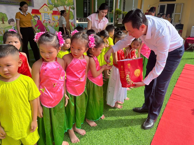 Thăm, động viên và tặng quà Tết Trung Thu cho thiếu niên, nhi đồng