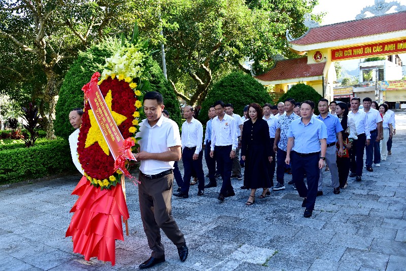 Đại biểu dự Đại hội Doanh nhân trẻ tỉnh viếng Nghĩa trang liệt sĩ và dâng hoa Tượng đài Bác Hồ