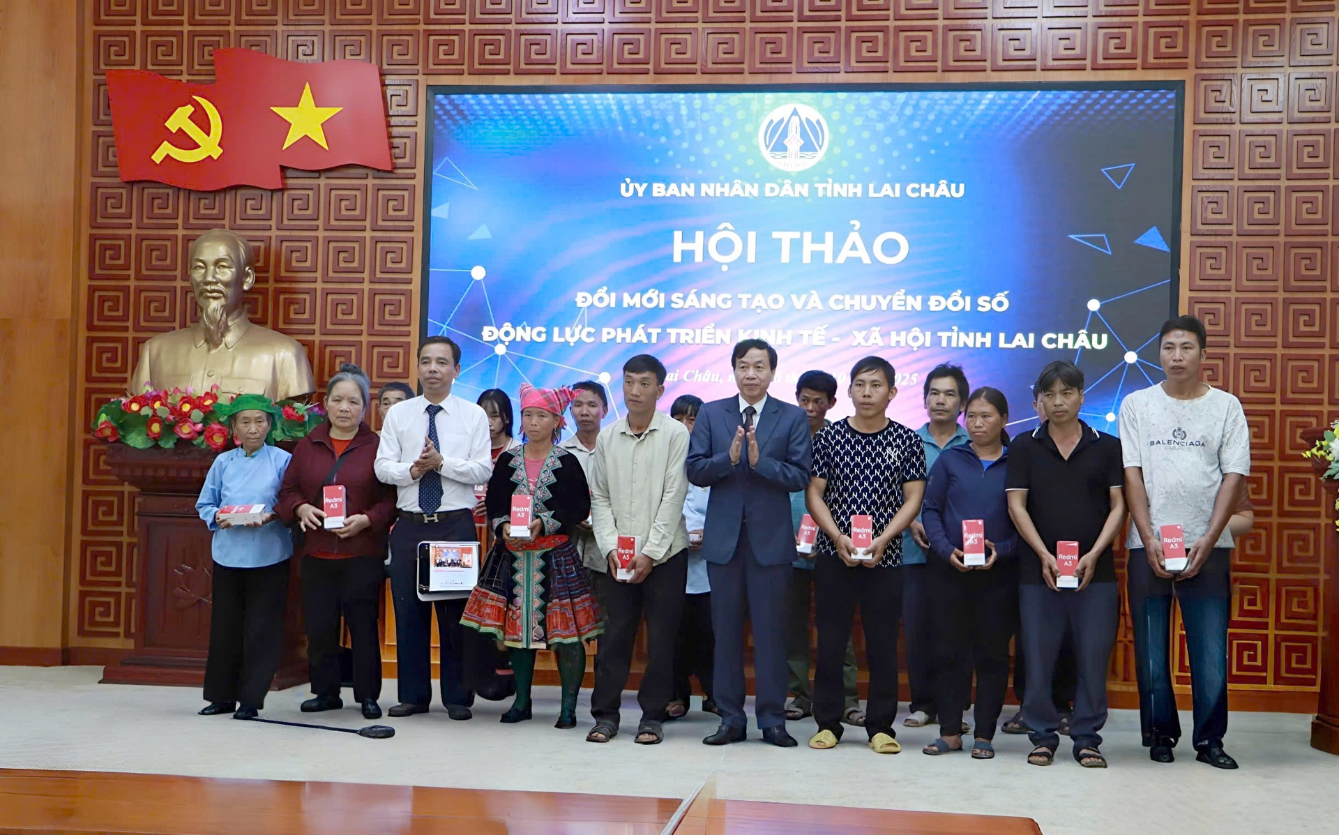 Đồng chí Lê Văn Lương  - Phó Bí thư Tỉnh ủy, Chủ tịch UBND tỉnh và các đại biểu tham quan gian hàng trưng bày sản phẩm công nghệ tại hội thảo.