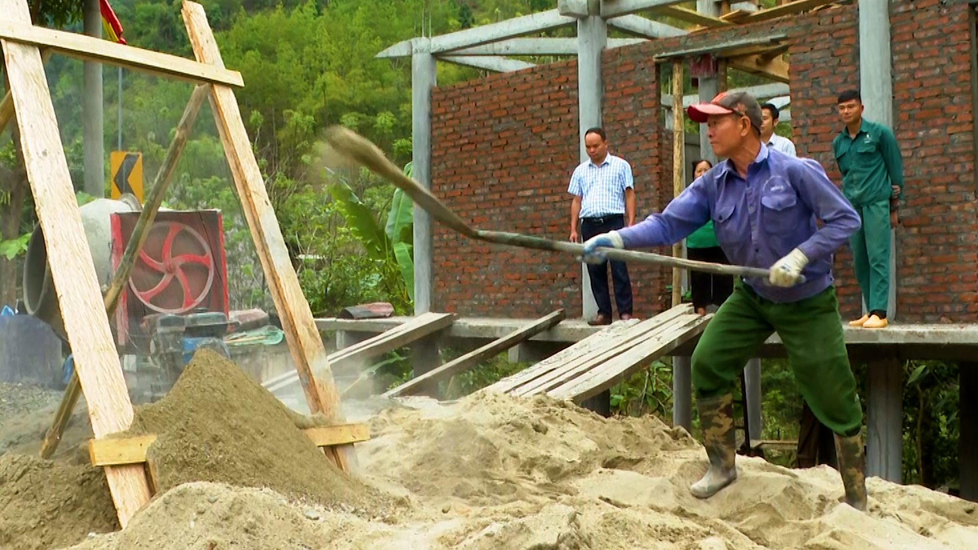 Người dân xã Lê Lợi tích cực tham gia phong trào “Chung tay xóa nhà tạm”, góp phần thay đổi diện mạo nông thôn vùng cao.
