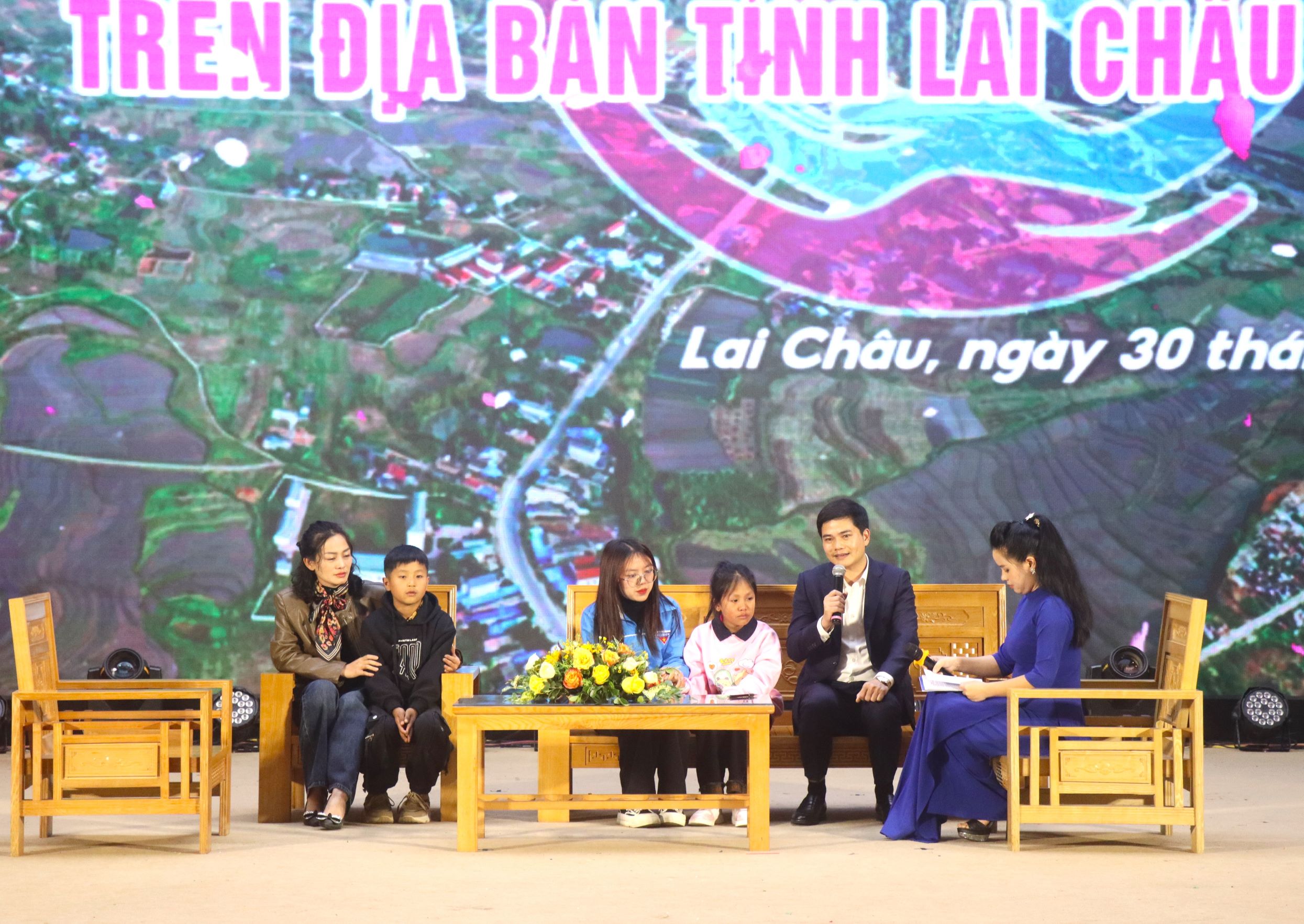 Giao lưu, chia sẻ giữa các cặp “Trái tim yêu thương” và Câu lạc bộ “Kết nối trái tim”.